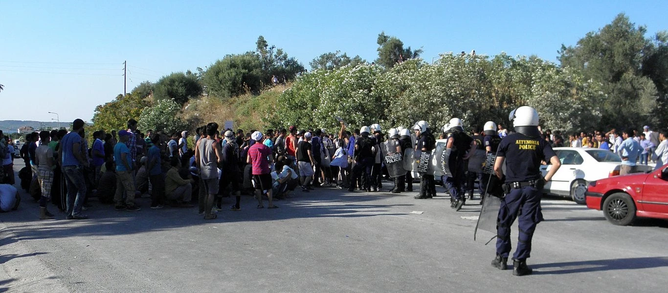 Νέα κατάληψη εθνικού εδάφους από μετανάστες στην Ορεστιάδα – Δεν αφήνουν κανέναν να περάσει – Εμποδίζουν και στρατιώτες!